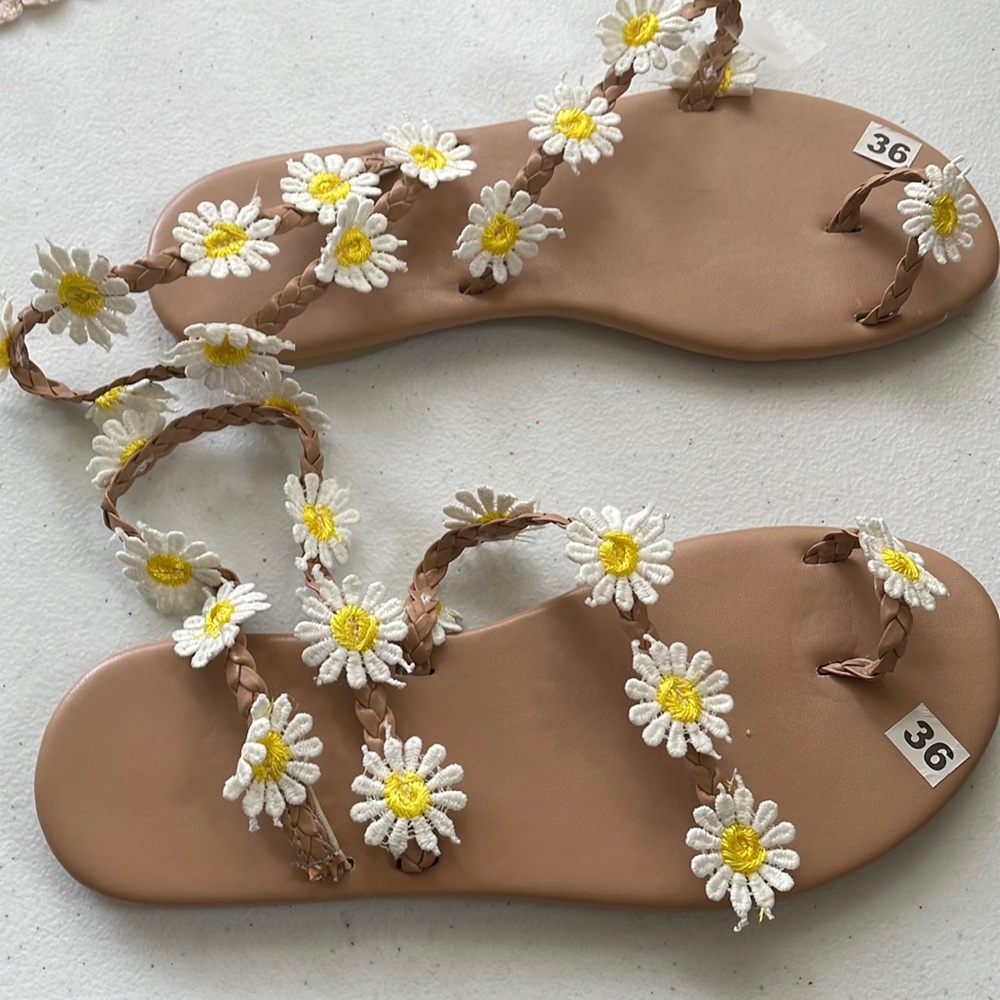 Fashion Sandals- Flowered with White And Yellow Flowers Women Size 5 NWOT